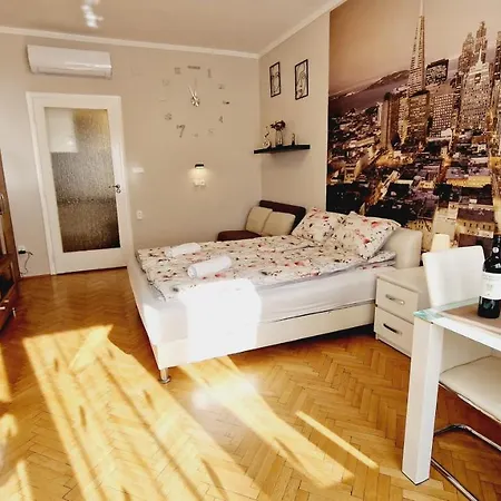 Lovely Boutique With Parliament View Apartment